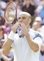 Az 1992-es bajnok Andre Agassi hét ellenfelet akar legyôzni Wimbledonban &#8211; az elsôt már meg is verte, három sima szettben (Fotó Reuters)