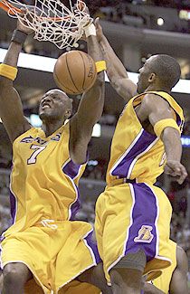 Lamar Odom (balra) zsákolt, Kobe Bryant itt csupán asszisztált