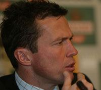 Lothar Matthäus azon is gondolkodik, milyen mezt viseljenek a játékosai, mert szerinte a dressz is erôsítheti a hazafias érzést (Fotó: Németh Ferenc)