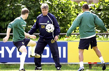 A látszat csal: az ausztrál válogatott edzésein nem csak Guus Hiddinknek (jobbra) lóg a nyelve a fáradtságtól