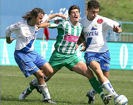 A két MTK-játékos, Goran Jezdimirovics (balra) és Juhász Roland ôrizetében Alekszandar Bajevszki nemigen jutott levegôhöz, igaz, egyetlen villanásával azért gólt szerzett (Fotó: Németh Ferenc)