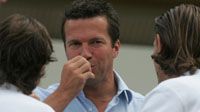 A fociínyenc, Lothar Matthäus a szép gólok láttán csak azt mutathatta: a gyôri meccs igazán remek csemege volt (Fotó: Németh Ferenc)