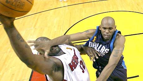 Jerry Stackhouse csúnyán arcul csapta Shaquille O?Nealt ? a meccsen ezúttal nem csak a kosárlabda játszotta a fôszerepet