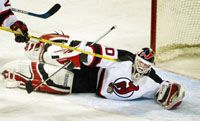 Martin Brodeur 12 éve szolgálja a New Jersey Devils együttesét, amellyel ez ideig háromszor (1995, 2000, 2003) nyert Stanley-kupát