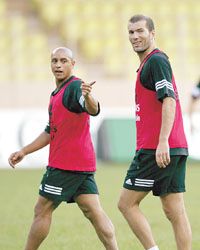 Roberto Carlos (balra) és Zinedine Zidane hozta össze a 2002-es BL-trófea sorsát eldöntô gólt, nem meglepô, hogy mindketten díjat kaptak az UEFA monacói gáláján
