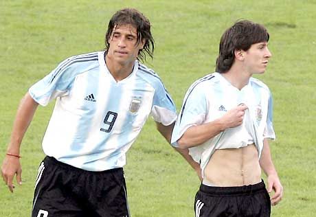 Lionel Messi (jobbra) elsô válogatott meccsén alig húsz másodpercet lehetett a pályán, mellette Hernán Crespo