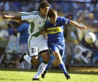 A Banfield elleni mérkôzésen Guillermo Barros Schelotto (jobbra) két góljával kezdte meg a fordítási hadműveletét a Boca Juniors