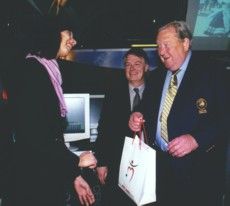 Ha magyarok érkeznek Svédországba, akkor Lennart Johansson felbukkan: az UEFA első embere Berzi Sándor MLSZ-főtitkár kíséretében kereste fel a magyar standot Eb-pályázatunk májusi bemutatkozásán, amelyre az európai föderáció kongresszusán került sor (Fotó