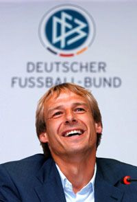 A Német Labdarúgó-szövetség és Jürgen Klinsmann egymásra talált &#8211; az új szakvezetô nemhiába vidám