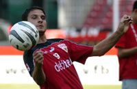 A nyáron Grazból Stuttgartba költözô Szabics Imre (képünkön) az ôsszel szinte azonnal bekerülta VfB kezdôcsapatába, most azonban a svájci Marco Streller érkezésével veszélybe került a helye,és lehet, hogy a berlini Olimpiai stadionban csak a kispadon