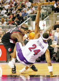 A portlandi Zach Randolph sietsége érthetô: a meccs elôtti reggelen elaludt, lemaradt csapata repülôjérôl, és nem elég, hogy megbüntették, még az utazását is magának kellett finanszíroznia. Mondjuk, a 84 milliós szerzôdésébôl futja&#8230;