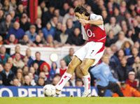 Robert Pires március óta elôször kezdett bajnokin az Arsenalban, és az Aston Villa ellen be is talált a hálóba &#8211; íme a nagy pillanat