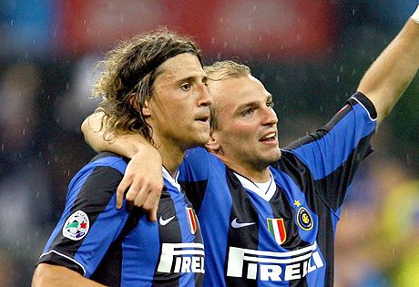 Hernán Crespo (balra) és Esteban Cambiasso az Internazionale harmadik hazai Szuperkupa-sikerét ünnepelhette