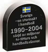 Az Expressen cím&#251; svéd lapban megjelent jelképes sírkô szövege: Svédország - a kézilabda nagyhatalma 1990-2004, gyászolják a tv-nézôk milliói és a kézilabdabarátok (Fotó: Expressen)