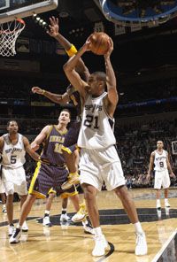 Tim Duncan (21) idénybeli 26. dupla dupláját jegyezte az Indiana ellen