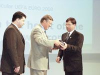 Az eddigi legfontosabb lépés: Bozóky Imre (jobbra), az MLSZ elnöke átadja Gerhard Aigner UEFA-fôtitkárnak a magyar pályázatot