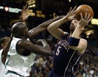 A Tony Delkkel küzdô Jason Kidd (jobbra) álompasszokkal segítette a Nets csatárait