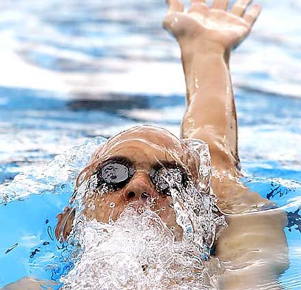 Háton és azt megelőzően pillangón Phelps maga is meglepődhetett, hogy mennyire elhúzott tőle Cseh László (fotók: Reuters)