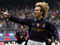 Pavel Nedved nemcsak szép gólt lôtt, de vezéregyénisége is volt a Juventusnak, amely gyôzelmével a Milan sarkában maradt