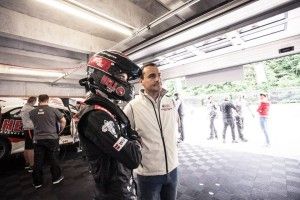 Ezúttal nem csak Tassi Attila (balra) bújik versenyzőoverallba, hanem a csapattulajdonos Michelisz Norbert (jobbra) is Forrás: M1RA Facebook