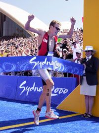 A kanadai Simon Whitfieldet, miután aranyérmet szerzett a 2000-es sydneyi olimpián, nemzeti hôsként ünnepelték hazájában