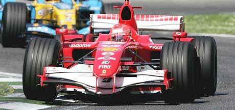 Michael Schumacher huszonnyolc körön át tartotta fel Fernando Alonsót, aki a német hibájára várt, de végül ô maga hibázott