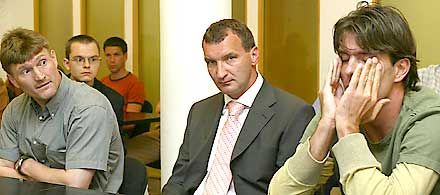 Árulkodó tekintetek és mozdulatok: Keller József (balra), László Csaba és Lipcsei Péter (Fotó: Mirkó István)