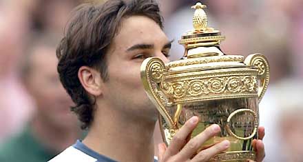 Akárcsak egy, illetve két éve: harmadszor is Roger Federer vehette át a teniszsport legértékesebb trófeáját, a wimbledoni férfi egyes elsô helyéért járó serleget (Fotók: Reuters/Kieran Doherty)