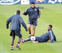 Szalihamidzsics (szemben) kisebb sérülése ellenére hétfôn edzett a Riazor-stadionban