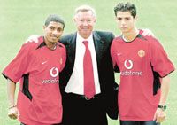 Sir Alex Ferguson reméli, egy év múlva is ilyen elégedett lesz két új szerzeményével, Klébersonnal (balra) és Cristiano Ronaldóval