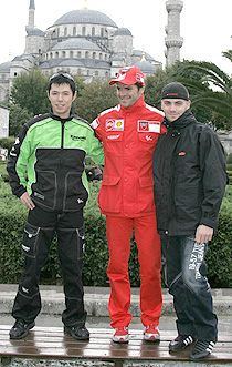 Talmácsi Gábornak (jobbra) volt ideje, hogy pilótatársaival, Nakano Sinyával (balra) és Carlos Checával az Aja Szofia elôtt fényképezkedjen