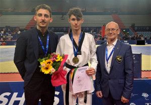 Józsa Levente (középen) 19 éve nem látott sikert ért el, mindezt második felnőttversenyén Forrás: Magyar Taekwondo Szövetség