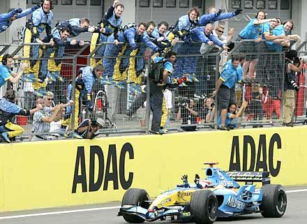 Fernando Alonsót köszönti a Renault csapat, amikor a spanyol áthalad a célvonalon (fotók: Reuters)