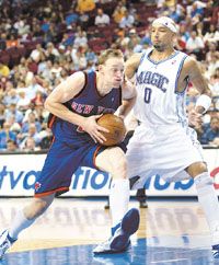 Keith Van Horn (labdával) elôször ünnepelt gyôzelmet új csapatában, a Knicksben