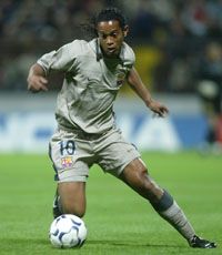 Akivel élmény dolgozni: Ronaldinho elôtt gyakorta térdre kényszerülnek a riválisok