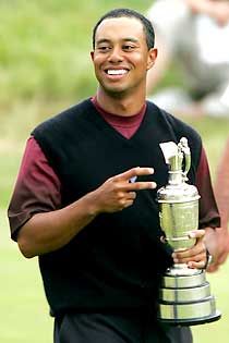 Tiger Woods mutatja: immár másodszor lett az övé a Claret Jug