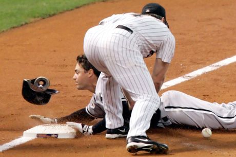 A chicagói Scott Podsednik még a sapkáját is elvesztette nagy igyekezetében, hogy labdát szerezzen