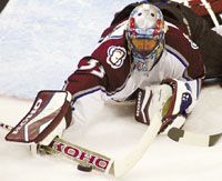 Patrick Roy (Colorado) szédületesen védett a Stanley-kupa-gyôztes Detroit ellen