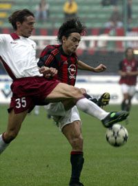 A sötét mezes Filippo Inzaghi újabb három góllal igazolta, hogy jó formában van (Fotó: Reuters/Stefano Rellandini)