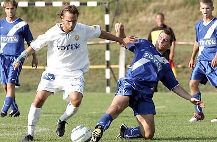 A tartalékcsapat gólkirálya, Hegyesi László (balra) kézsérülése ellenére harcosan futballozott az MTK-ban (Fotó: Czagány Balázs)