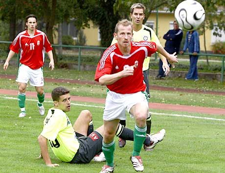 Torghelle Sándor hátát nézte a földre huppanó tatabányai hátvéd, Vámosi Csaba ? reménykedjünk, hogy a törökök szombaton ugyanilyen bánatosan figyelik majd a kapu felé rohanó támadót