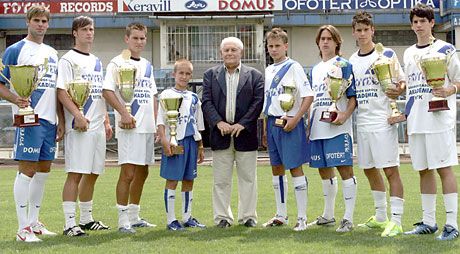 Te jó ég, mennyi kupa ? Sándor Károly, az akadémia legendás névadója büszkén állt az MTK-tehetségek közé