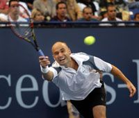 A Los Angelesben egész héten parádézó Andre Agassi (képünkön) alig egy óra alatt lelôtte a pályáról Maksz Mirnyijt (Fotó: Reuters)