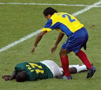 Tragédia a gyepen: a kameruniak egyik legjobbja, Marc-Vivien Foé a Konföderációs Kupa elôdöntôjén lépett utoljára pályára
