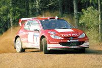 Grönholm itt még szépen tereli a Peugeot 206 WRC-t, ám a nyolcadik gyorsaságin egy buta hiba miatt az árokban kötött ki