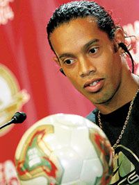 A szakma többre értékelte a virtuozitást, mint az eredményeket &#8211; a FIFA szavazásán Ronaldinho lett az év játékosa. Romário (1994), Ronaldo (1996, 1997, 2002) és Rivaldo (1999) után ô a negyedik brazil, aki ebben az elismerésben részesül