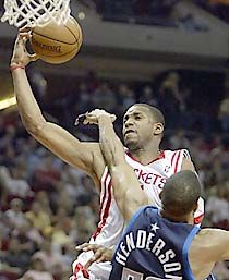 Alan Henderson (jobbra) próbálja szerelni Tracy McGradyt a Houston–Dallas mérkőzésen (fotó: Reuters)