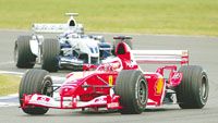 Barrichello (elöl) és Montoya jelentôs hasznot húzott a silverstone-i káoszból