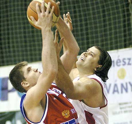 Gulyás Róbert (jobbra) remek játékos, de a selejtezôk során ô sem volt képes segíteni a csapaton