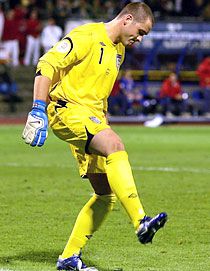 Paul Robinson mérgében tapossa a zágrábi stadion gyepszônyegét, egy f?csomó nagyon csúnyán elbánt vele